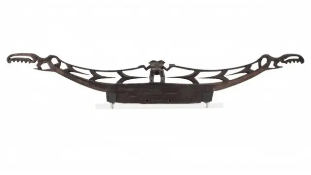 凯塔亚木雕，约成于300-1400年。木质，39 x 226厘米。奥克兰战争纪念博物馆，6341