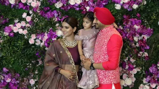 ਟਰਬਨੇਟਰ ਹਰਭਜਨ ਸਿੰਘ ਵੀ ਆਪਣੀ ਪਤਨੀ ਗੀਤਾ ਬਸਰਾ ਅਤੇ ਧੀ ਹਿਨਾਇਆ ਹੀਰ ਪਲਾਹਾ ਨਾਲ ਪਹੁੰਚੇ