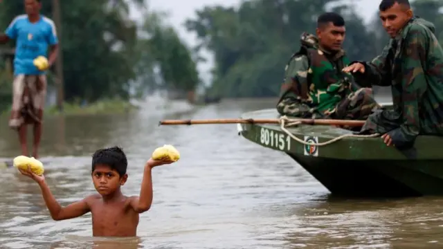 সেনাবাহিনীর দেয়া খাদ্য ত্রাণ নিয়ে ফিরছে এক কিশোর।