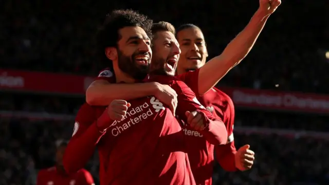 صلاح يحتفل بهدفه مع زملائه في ليفربول