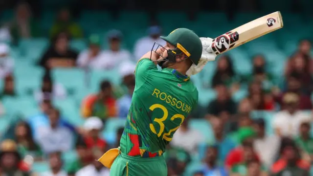 স্কয়ার লেগে দুটি ছক্কা হাঁটু গেড়ে কেবল তুলে দিয়েছেন রাইলি রুশো, তাতেই বল বাউন্ডারি পার করেছে