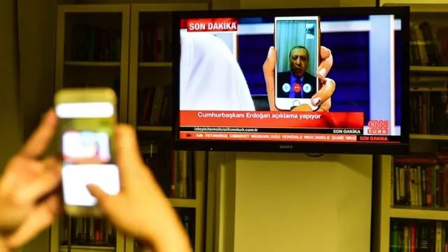 El presidente de Turquía, Recep Tayyip Erdogan, habló en CNN Turk vía Facetime. Aseguró que seguía en ejercicio de su cargo e instó a sus partidarios a reunirse en las plazas públicas y aeropuertos.