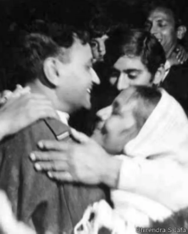 पालम विमानतळावर धीरेंद्र एस जाफा आणि त्यांची आई प्रकाशवती