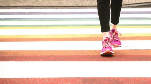 imagem com duas pernas caminhando na rua, com tênisganhar dinheiro nas slotscorrida