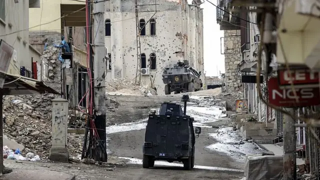 Vehículos militares trucos en una calle de Silvan, en el sureste del país.
