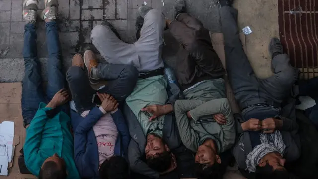 Van'da otobüs garında bekleyen sığınmacılar