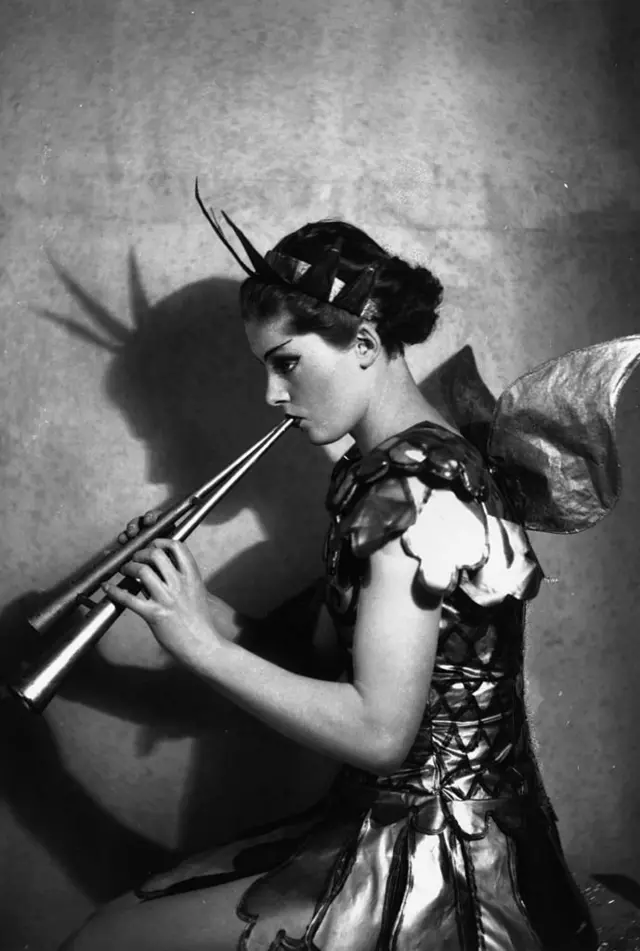 Актриса Рейчел Кемпсон, жена Майкла Редгрейва, мать Ванессы, Корина и Линн Редгрейв в роли Ариэля в спектакле "Буря" по Шекспиру. 1935 г.