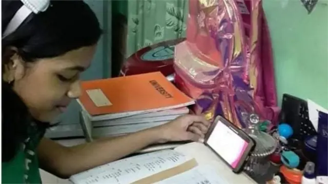 ফাইজা শামস সামান্থা তার সামনে মোবাইলের মাধ্যমে অনলাইনে যুক্ত হয়ে ক্লাস করছে