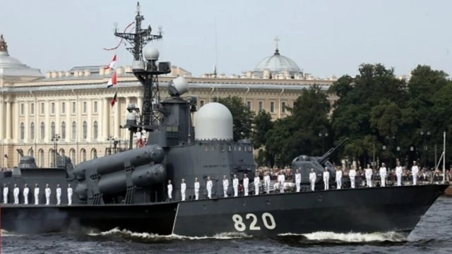 පූතින් පීටර්ස්බර්ග්හි රුසියානු නාවික බලය ප්‍රදර්ශනය කරමින්