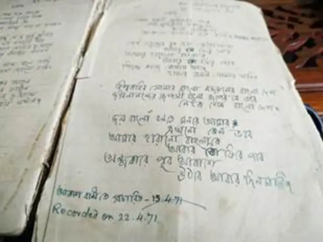 Er ozining jinsiy xotinini suratga oladi Er ozining jinsiy xotinini suratga oladi