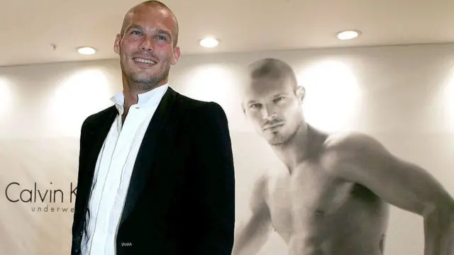 لیونبرگ زمانی که بازیکن آرسنال بود با شرکت کلوین کلاین برای تبلیغ لباس زیر قرارداد بست