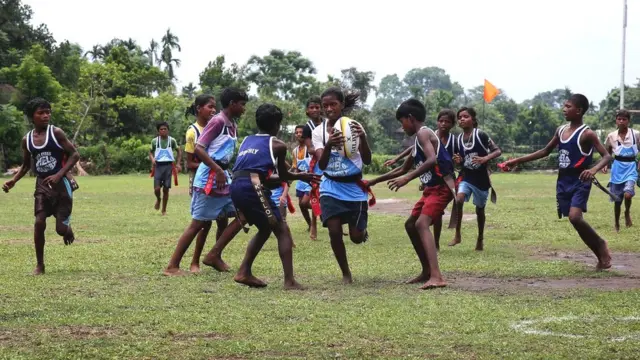 रग्बी खेलती लड़कियाँ