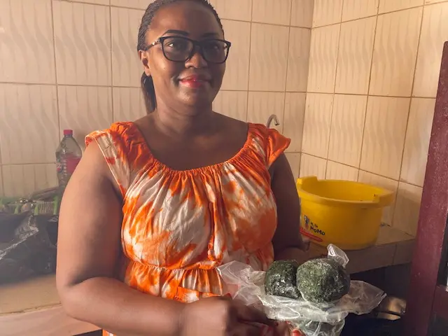 Maman Aline yerekana uko bategura 'ndole'