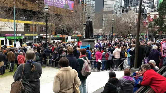 متظاهرون أستراليون يطالبون السلطات بإغلاق سجن جزيرة مانوس التي يحتجز فيها المهاجرين