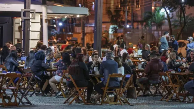 Bar lotado no bairro da Tijuca, no Riopixbet 2024Janeiro, logo após reaberturapixbet 2024bares e restaurantes na cidadepixbet 2024julho