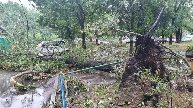 Злива у Києві затопила вулиці та станції метро