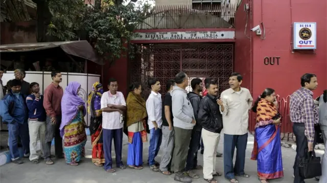 बैंकों के सामने कतार में लगे लोग