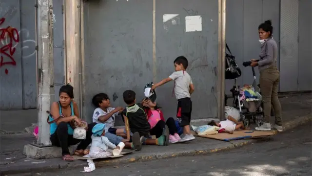 Una familia pide limosna en las calles de Caracas.