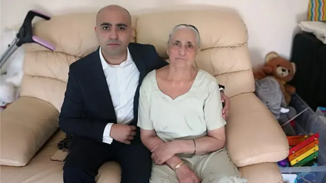 தனது தாய் ஜக்ஜித் கரூர் கோலியோடு டாக்டர் ராஜ் சிங் கோலி