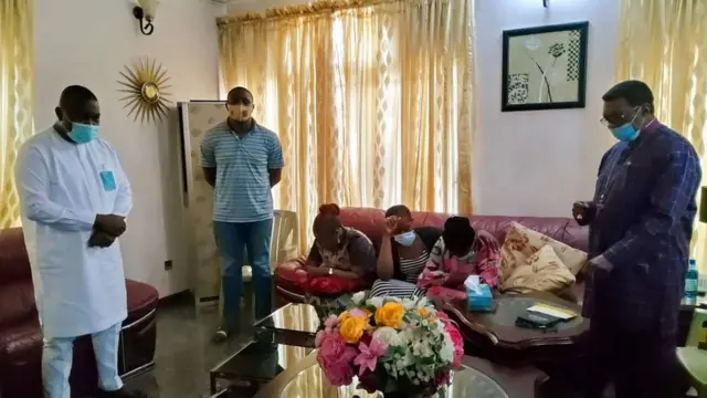 Gọvanọ Ugwuanyi gara n'ụlọ Mathias Ekweremadu, ịhụ nwunye ya na ụmụ ya