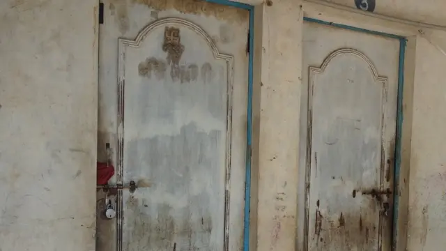 कई घर बंद हैं