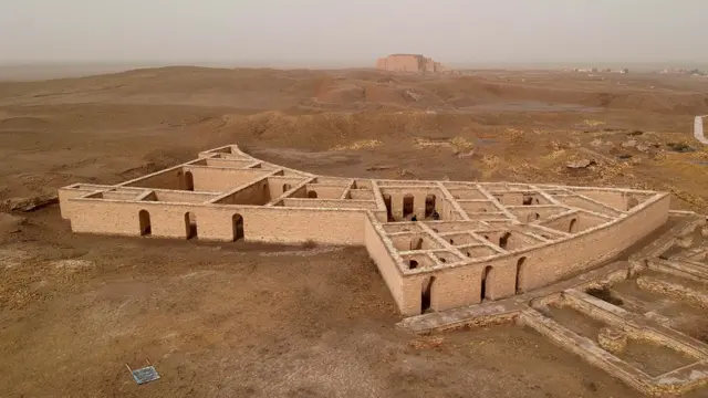 أور - آثار مدينة أور السومرية، والتي يعتقد أنها مسقط رأس النبي ابراهيم. يزور البابا فرنسيس أور يوم السبت