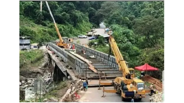 လူအင်အားရာနဲ့ချီပြီး တံတားပြီအောင်လုပ်နေ