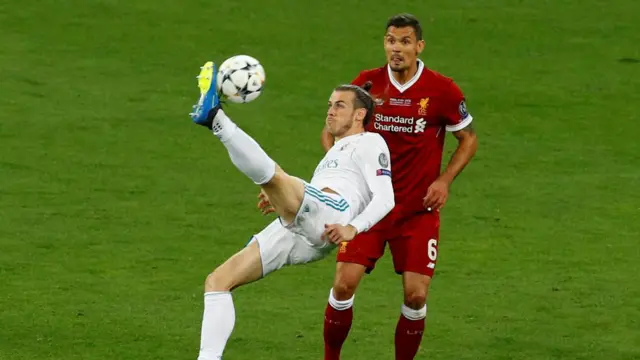 Gareth Bale remata en la final de la Liga de Campeones.