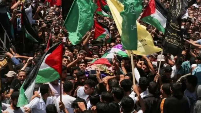 مشيعون لجثمان رزان النجار، المسعفة الطبية، التي قتلت خلال مسيرات العودة في وقت سابق