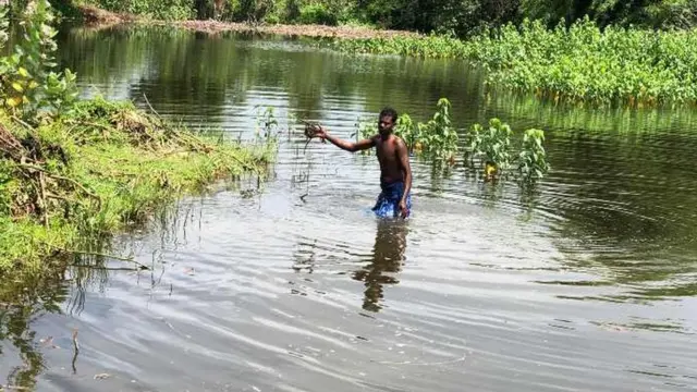 தந்தையோடு பேசுவதற்கு நிபந்தனை: குளத்தை சுத்தம் செய்ய சொன்ன மகள்