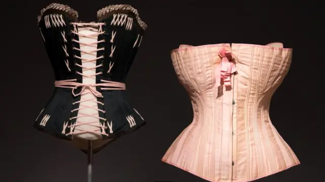 Умение элегантно передвигаться в такой жесткой и ограничивающей тебя конструкции считалось признаком прекрасного воспитания