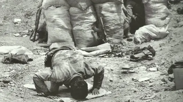 سجده شکر رزمنده ایرانی بعد از آزادی خرمشهر