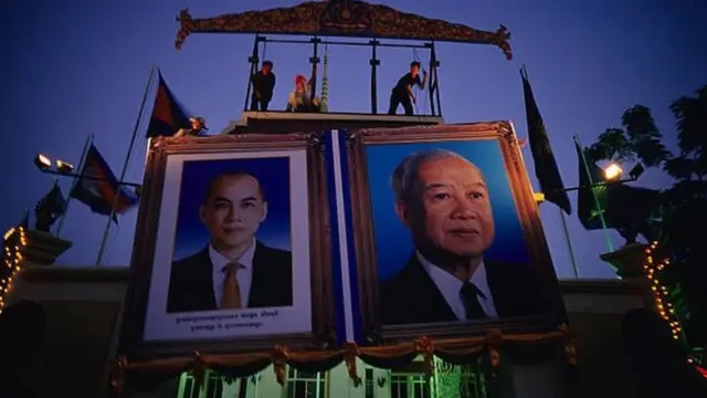 صورتان الأولى للملك الراحل سيهانوك (يمين) والثانية لنجله الملك الحالي سيهاموني قبيل تتويج الأخير