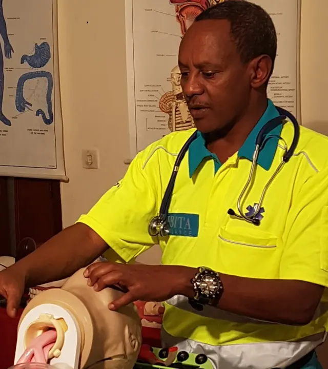 አቶ ክብረት አበበ በስራ ላይ