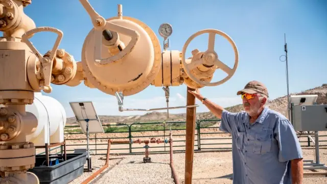 Un hombre en unas instalaciones petroleras en Texas.
