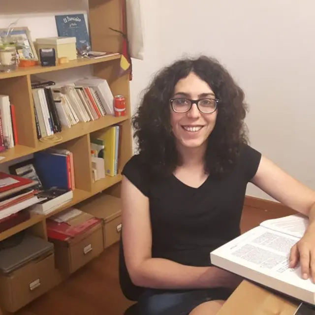 Daniela en su lugar de trabajo, en una facultad universitaria