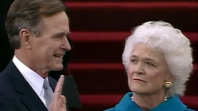Barbara Bush ati ọkọ rẹ George HW Bush nibi ibura saa keji nipo aarẹ orilẹede Amẹrika
