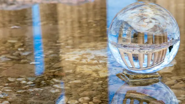 Bola de cristal en la que se ve una edificación en Atenas