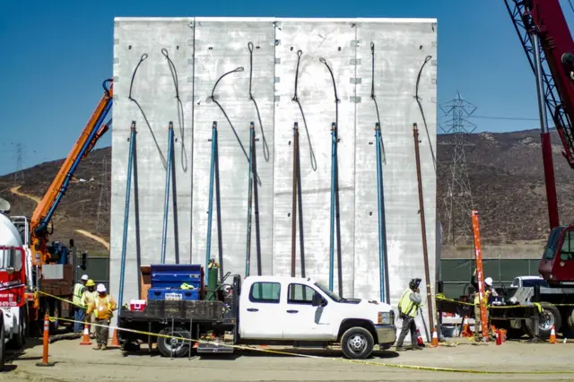 نموذج أولي للجدار ظهر بالقرب من مدينة سان دييغو