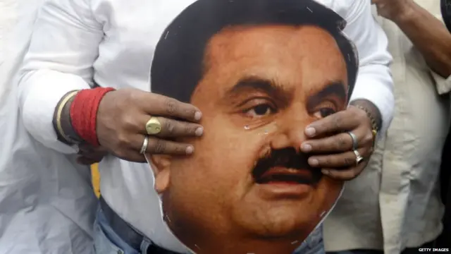 कैसे मुश्किल में फंसा अदानी ग्रुप