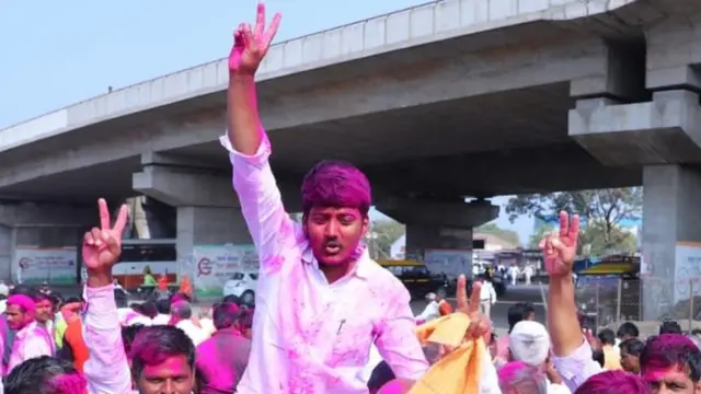 निवडणूक निकालानंतर जल्लोष करताना ऋतुराज रवींद्र देशमुख.