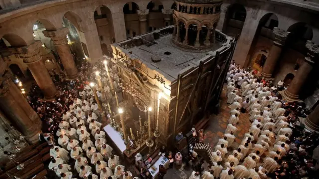 罗马天主教牧师在绕圈，据信这里藏有耶稣的坟墓