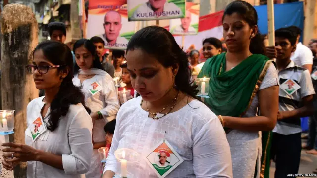 Indian protesters take part in a candlelight vigil to demand the suspension of the execution of Kulbhushan Jadhav, an Indian national convicted of spying in Pakistan, in Mumbai on June 3, 2017.