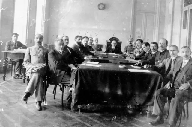 AXC Nazirlər Sovetinin heyəti. Ortada - Nazirlər Sovetinin sədri Usub bəy Nəsirbəyov, hərbi nazir Səməd ağa Mehmandarov. Sağdan-sola: maliyyə naziri Əliağa Həsənov, xarici işlər naziri Fətəli xan Xoyski, əmək və ədliyyə naziri A. Səfirkürdski, portfelsiz nazir Amastor, səhiyyə naziri Taskanov, Nazirlər Sovetinin iş icraçısı Mirzə Qacar. Soldan-sağa: yol-nəqliyyat naziri Məlik Aslanov, teleqraf naziri Camo bəy Hacınski, nəzarət naziri Nəriman bəy Nərimanbəyov, ədliyyə nazirinin köməkçisi Teymur bəy Makinski, yol-nəqliyyat nazirinin köməkçisi Yusif Məmmədbəyov, əkinçilik nazirinin köməkçisi Hidayət bəy Sultanov, xarici işlər nazirinin köməkçisi Adilxan Ziyadxanov, 1919-cu il.