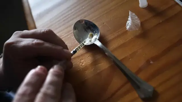 Persona consumiendo drogas