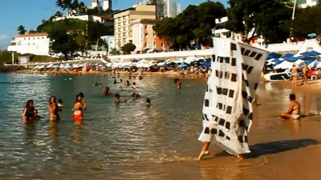 Fantasia de prédio na praia