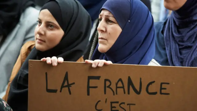 ফ্রান্সে হিজাব একটি নির্বাচনী ইস্যু।
