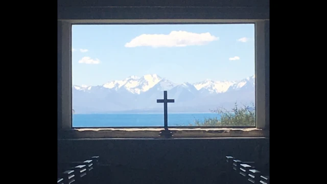 Una ventana y una cruz en ella.