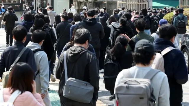 2일 오전 서울 동작구 성남고등학교에서 국가직 9급 공무원 필기시험을 치른 응시생들이 고사장을 나서고 있다