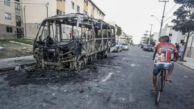 Homem passagreenbet limited companybicicleta ao ladogreenbet limited companyum micro-ônibus incendiadogreenbet limited companyFortaleza,greenbet limited company4greenbet limited companyjaneiro